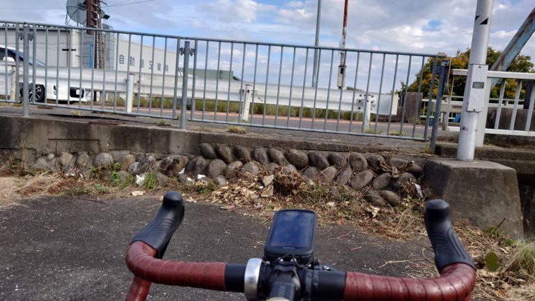 何と、行き止まり😂　乗り越えようかちょっと悩んだけど、ギャラリー(南向けの車)が多かったのでやめておいた。