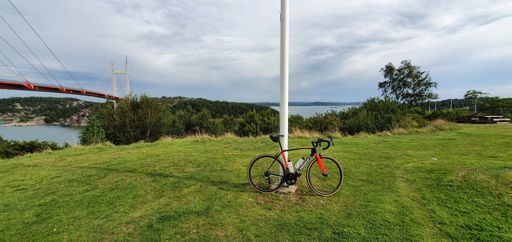 Efter Tjörnbron på utvägen. Regnar det inte där borta så heter jag Bellman, tänkte jag. SMHI? Ja, det får bli ett senare problem. Runt Uddevalla via Orust var bestämt. Basta!