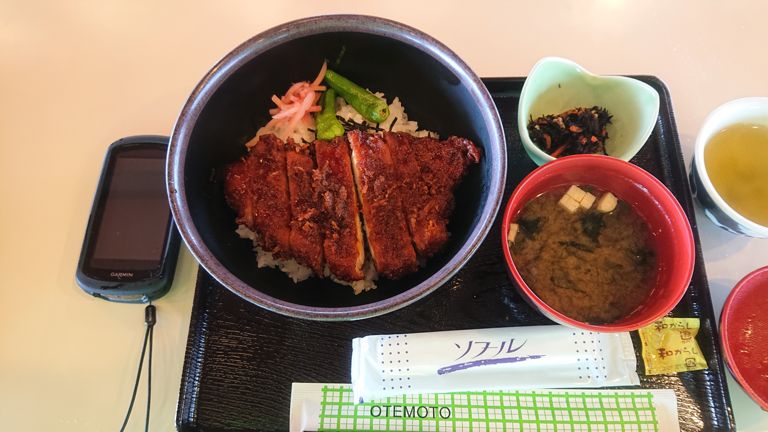 渋峠の気温14℃、霧雨と風で体が冷えて寒かったので、横手山ドライブインでお昼ご飯♪　自分はソースカツ丼、真ん中の子はカレーうどん+一味たっぷりオプションを食す。