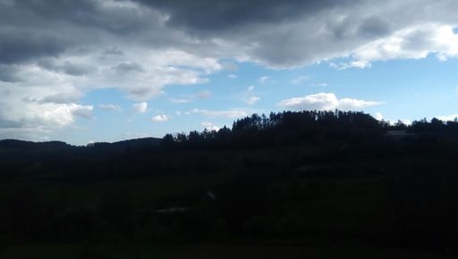 Tak tam v tom tmavým letí do kopce Honza Kopecký.