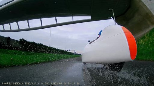 White submarine ...
Hans moest ff de waterdichtheid van mijn Dashcam testen.