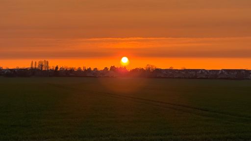 Als mein Blick „hoch oben“ in Lindenberg nach Karow schweifte, hatte die Sonne um acht Minuten vor Halb Sieben fast den Horizont erreicht. 🌞☁️