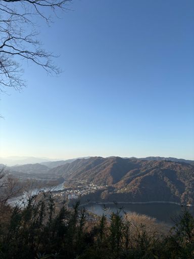 城山湖。雲ひとつない快晴。