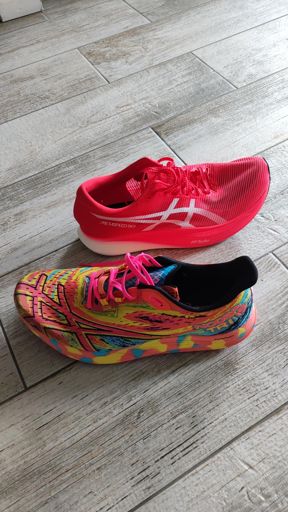 Zrobiłem test w dość szybkich Nosa tri 15 bez płytki i w metaspeed sky +. Trening 5 x 2 km w tempie między 10 km a połówki. 1,2,4 i 5 interwal w metaspeedach. 3 interwał w Nosa tri. Wyniki poniżej:
1 int. 2 km, średnio 3:47,9 t.max 166
2 int. 2 km, śr. 3:48,5 t.max 167
3 int. 2 km, śr. 3:51,2 t.max 171
4 int. 2 km, śr 3:47,9 t.max 170
5 int. 2 km, śr 3:48,3 t.max 171
3 km zdrcydowanie wolniej. Tetno poszło mocniej w górę. 3-4 szybciej bez skoku tętna względem 3 serii. Także 3 seria chyba jednak z największą mocą, a czas do tyłu.