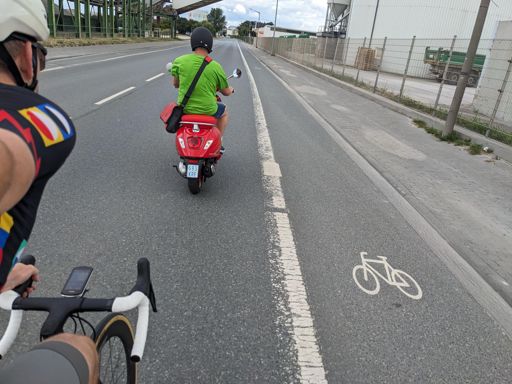 Perfekter Windschatten! 😎 Aber bisschen schneller könnte er schon noch fahren 🤪
