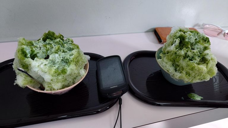 宇治金時ミルクのかき氷を食べる😋 
シロップは都度、抹茶粉末を解いて作っていて美味しかった。