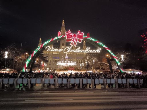 Před radnicí to nejenom předvánočně klouže (na bruslích), ale hlavně to žije 😊