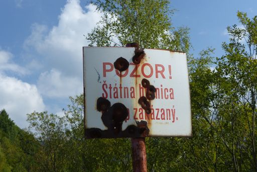 Tady by hranice být ještě neměla, ještě že tu ceduli někdo prostřílel k nepřečtení
