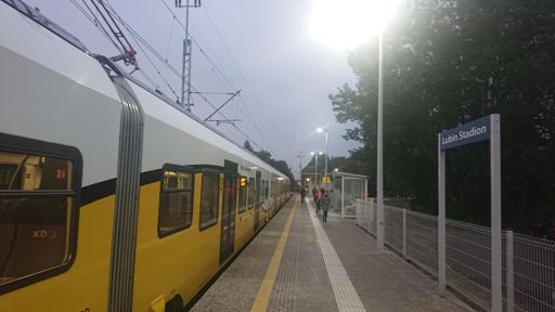 Start o wschodzie słońca z przystanku kolejowego Lubin Stadion
