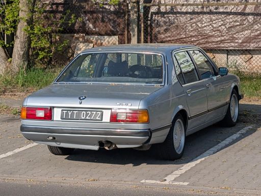 Rocznik 1982. Numer prawdziwy, ale sama tablica dorabiana współcześnie.