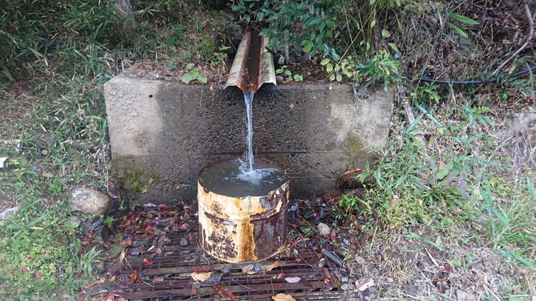 すぐ近くに水くみ場(かどうだか知らんけど)あるし。