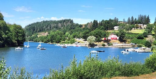 Arrivée à PARELOUP par une belle anse avec un petit port