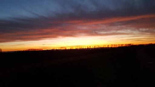 Das Christkind backt Weihnachtsplätzchen