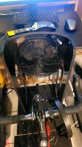 Pièce en travaux mais setup Zwift installé 😁