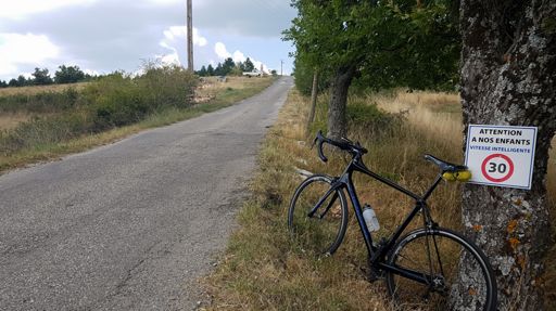 « Trente = vitesse intelligente »

Noem me dan gerust een stupide con, want ik geraakte slechts met veel moeite aan een derde daarvan. (Een getal in een rode cirkel duidt toch de minimumsnelheid aan, hé?)