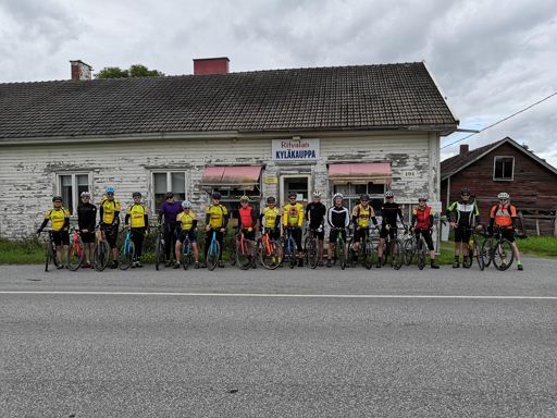 Ryhmäkuva lopettaneella kyläkaupalla