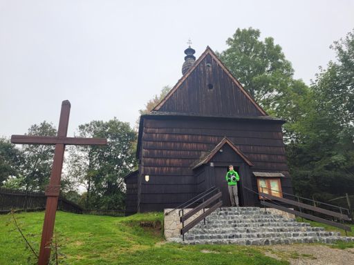 Jedna z wielu po drodze cerkwi grekokatolickich. Urozmaicenie monotonnej drogi przez szare krajobrazy