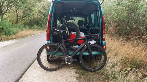 Gondolkodtam, hogy csináljam ezt a tesztet. Felmerült, hogy a két bringa között hazatekerek, és otthon szerelem át a hajtóművet a másikra, de akkor a két "sorozat" között túl sok idő telt volna el, lehet változik a szél, stb.  Inkább kiautóztam a Bubához.