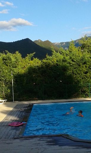 Les 3 quilles de Quillan avec le soleil.