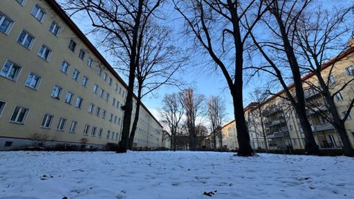 Winterruhe im Innenhof, während um zwei Minuten vor Halb Vier bereits die Sonne hinter den Horizont wandert. Trotzdem merkt man, dass die Tage langsam länger werden.