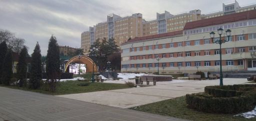 Ничего не происходит, никакого мЭроприятия и народа 0, но, почему-то горит подсветка сцены - муз раковины, и работает экран на ней(показывает виды Кисловодска, и выдаёт надписи типа "Кисловодск - город твоего сердца", и тд и тп) - к чему это - я не знаю. Сколько езжу мимо, впервые вижу чтобы работала подсветка и экран на сцене/раковине/музэстраде. 