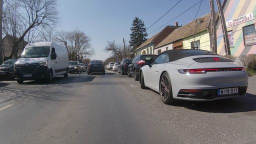 Nyeremény 911-es parkol a befordulni készülő kisteher útjába. :)