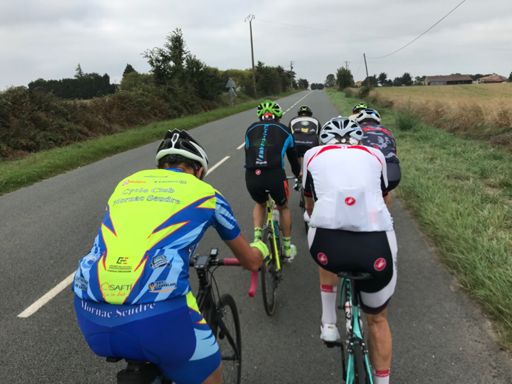 10h00...Ludo en 1ère ligne à gauche vient de siffler la fin de la récré. Au côté de « Frankie c’est bon », ils vont mettre en route...
En 2ème ligne Mickael et Domi sont prêts à relayer mais les 1ers ne demanderont rien.
En 3ème ligne, maillot jaune du CCMS, Michel se demande ce qu’il est venu faire dans cette galère tandis que Thierry, maillot blanc attend son heure.
En 4ème rideau, duo limousin, Daniel LAGEON à mes côtés tout content de tester ses 3 1ers ressorts.
Derrière , tout va exploser, rien de grave, y’a la bagnole.
Une bien belle sortie de fin de vacances.