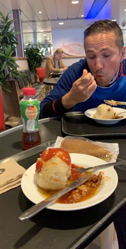 Lars nyter restitusjonsmaten på ferjå heim