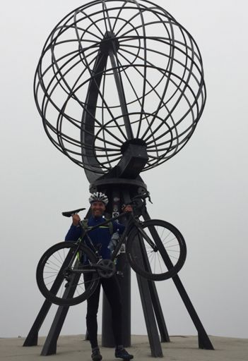 71° nord. Lengre går det ikke med landeveissykkel