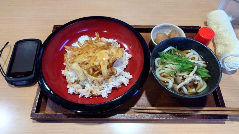 日替わりランチを注文♪　今日はかき揚げ丼とうどんだった。