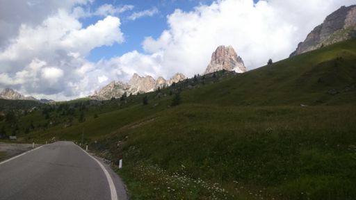 Dans la descente du Passo Giau. Le gros éperon rocheux au centre est celui qui domine le col.