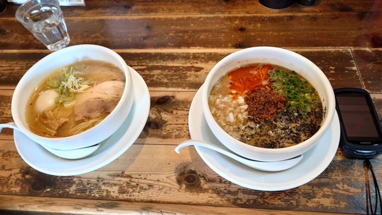 奥様は香そば塩+煮たまご、自分は担々麺を注文。　どちらも美味しかったけど、潮そばの方があっさりしていて好みかなと思った。