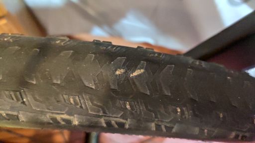 Снова эту же покрышку повредил об дорожный мусор.