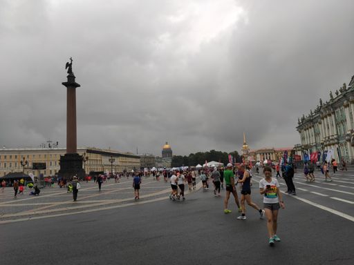 Перед стартом ливень как из ведра. Все промокли насквозь...