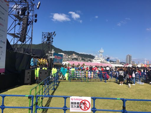 船のバースはLOVEfesステージのすぐ裏。ステージは10時半からのオープニングアクト準備中。活水の藤重先生が大活躍。