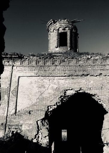 Голем увенчанный коронной, под которой несомненно, гнездятся скорпионы. 
И два призрака окна, одно черно, взирает свет, второе светлое всегда во тьме.
И всюду линия одна Григорианства