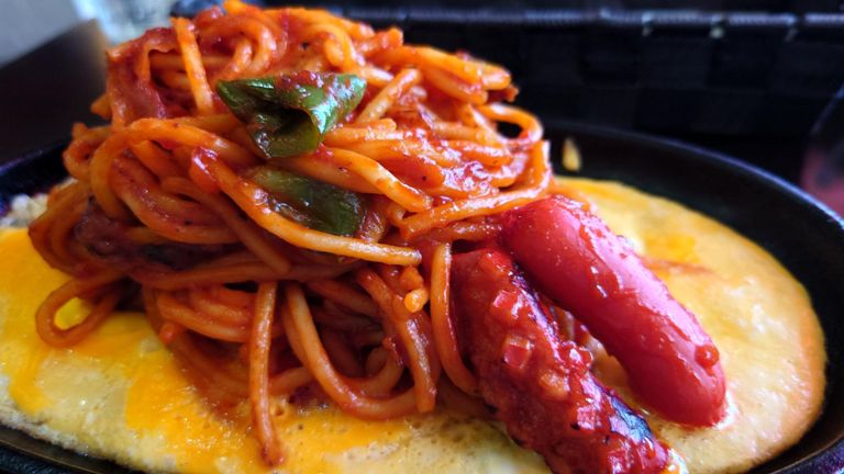 玉子を敷いた鉄板にケチャップ味(ココ重要)のスパゲッティ。 具は定番の玉ねぎ、ピーマン、赤ウィンナー。