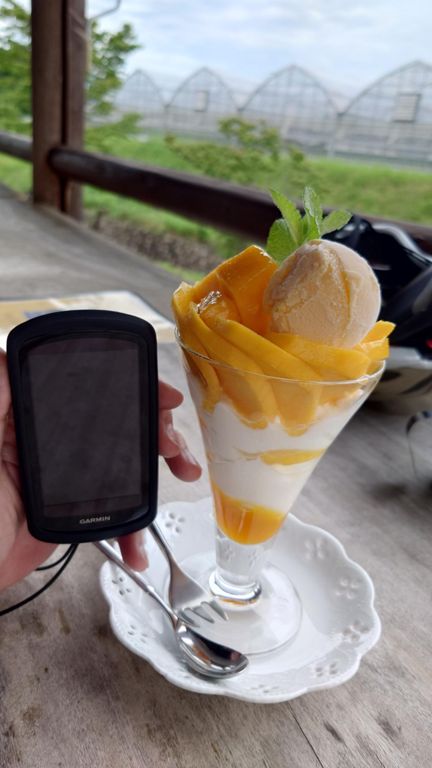 ワンタンメンが運ばれてくるまでにStravaのログ・コメントのやり取りでmontanaで桃パフェ見たの情報!　行ってみたら桃はまだとのことで、マンゴーパフェ食べてきた。これはコレで美味しい😋
