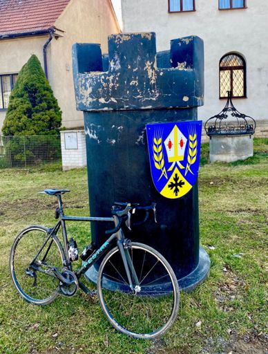 Věž v Bubovicích by možná zasloužila novou omítku...