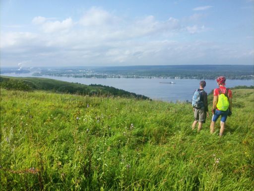 Дымит Марийский целлюлозно-бумажный комбинат, что в городе Волжск. Чувашия осталась 3 километра назад. Два каких-то велосипедиста. Я их не знаю, но они настырно ехали всю дорогу рядом :-) Проехано 105 км. До Свияжска 20 км, до дома 168.