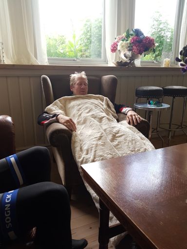 Espen på kaféstopp nr 2, kun 45min etter kaféstopp nr 1. Han var hverken sliten eller trøtt, dette ble kun gjort av motivmessige årsaker (eller ikke? :p)