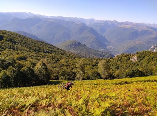 Les crêtes à droite 👉 plateau de Beille