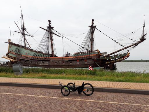 Tja, als je er toch langskomt... toch maar even plaatje schieten van de Batavia. Blijf het jammer vinden dan de bovenkant van de masten ontbreekt...