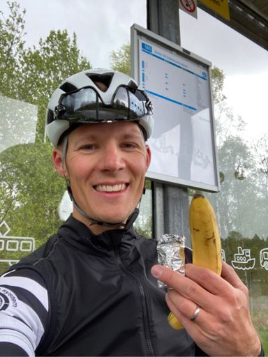 Laddar sånlart med Banan och hemmagjord bar med musli, jordnötssmör och lite choklad innan det var dags för dagens KOM. Smaskens :)