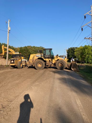 Hey buddy, your blocking the road!🚜👷‍♀️