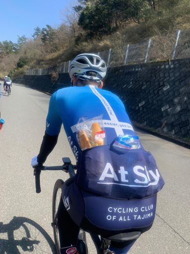 スティックパンを背中に突き刺して走る漢！