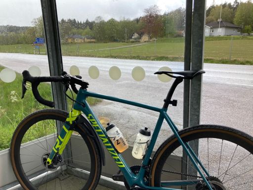 Fikapaus i busskur och väntar ut hagelblandat regn..