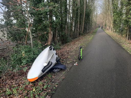Tweede keer lek, rechtsvoor. Ik heb nog maar 1 plakker... Hierna kan ik dus nog maar 1 keer lekrijden. Ik besluit om niet door te rijden naar Turnhout en hier om te draaien.