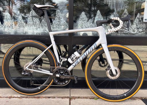 Yes, front tire has more gumwall - it's a "race only" cotton super light - w/Silca TPU tube...~1,500+ miles and no probs 🙌🏼, weighs like, nothing!