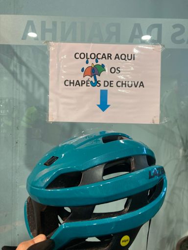 Sim, mas é um chapéu com buracos!